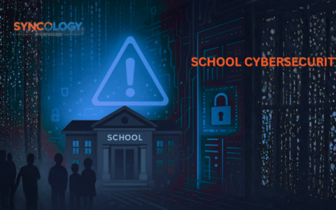 رسم توضيحي يظهر مبنى مدرسة محاطاً بدوائر إلكترونية وقفل رقمي كبير وعلامة تحذير مضيئة، يركز على أهمية الأمن السيبراني للمدارس.